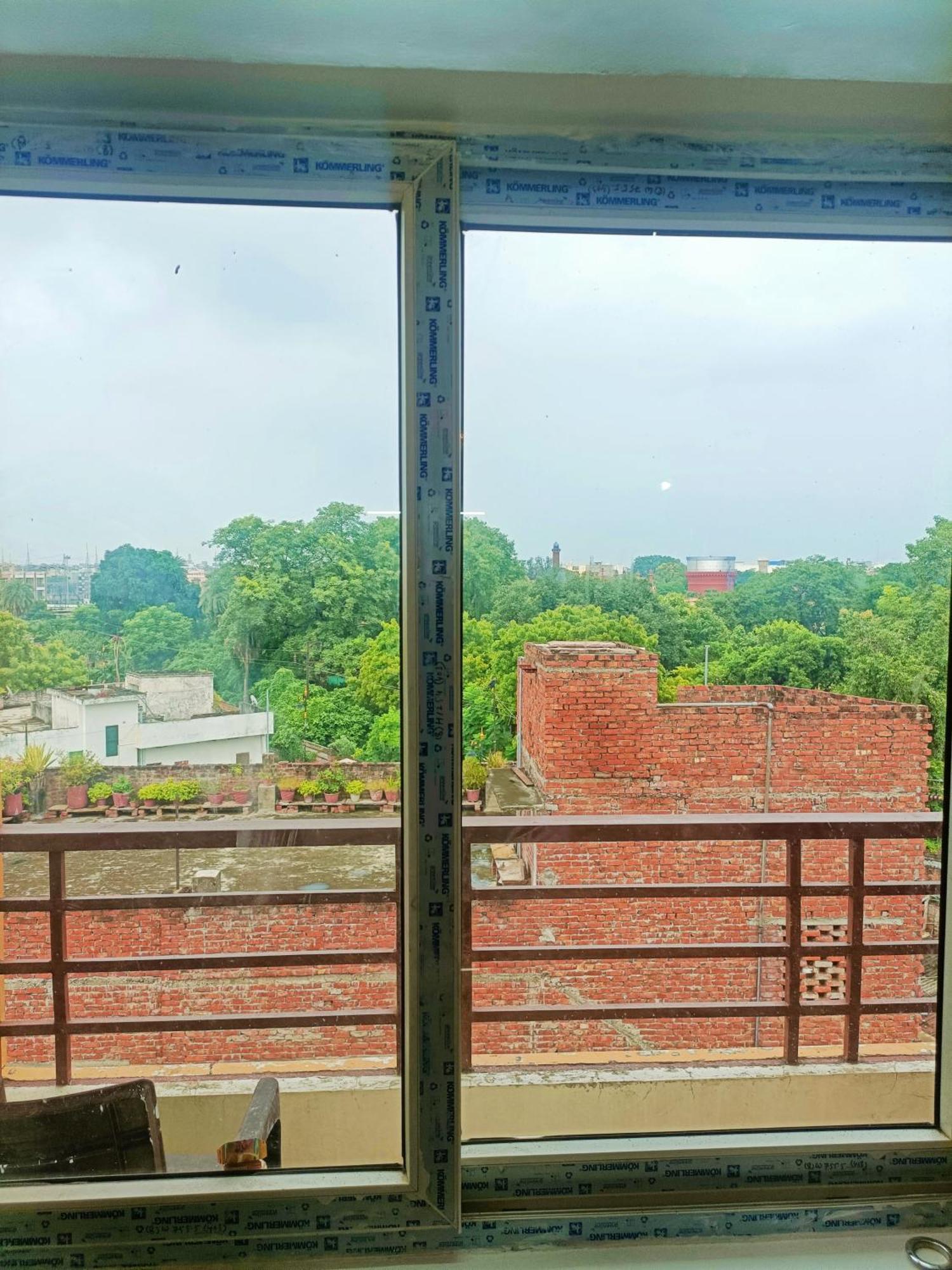 Pretty Garden View Apartment 3Bhk Furnished Flat Near Kashi Vishwanath Temple Varanasi Luaran gambar